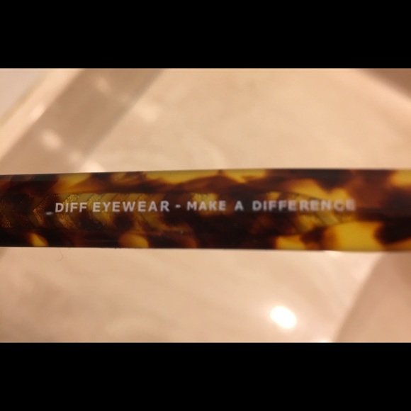 Diff sunglasses with A Gucci case . Both are new. - Picture 4 of 6